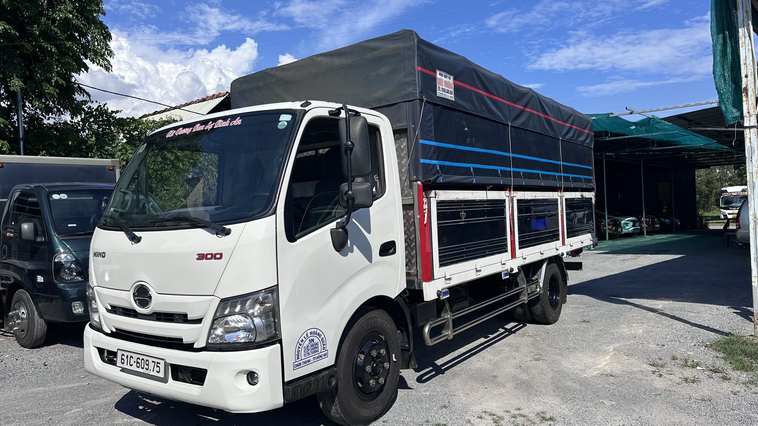 Xe Tải Hino XZU720 tải 3.49 Tấn Thùng Bạt Mở 7 Bửng 2022