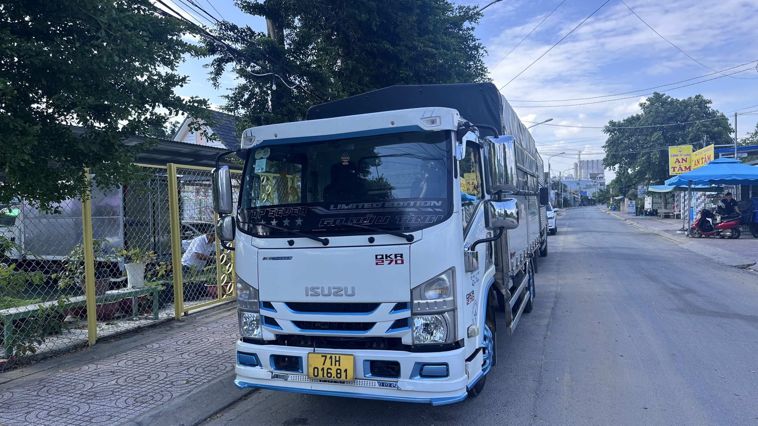Xe Tải Isuzu QKR270 Tải 2.8 Tấn Thùng Nhôm 2022